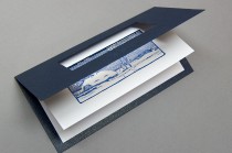 Открытка из текстурной (дизайнерской) бумаги с конгревным тиснением и вкладышем с полноцветной печатью