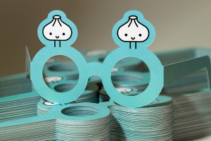Сувенирные очки с логотипом из дизайнерского картона. Плоттерная ререзка и биговка по контуру